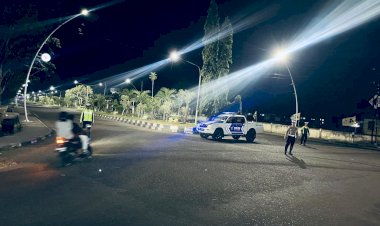 Polri-Untuk-Masyarakat-:-Personil-Satuan-Lalu-Lintas-Polres-Sikka-Laksanakan-Kegiatan-Patroli-Lampu-Biru-di-Wilayah-Hukum-Polres-Sikka