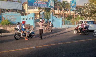 Personil-Sat-Lantas-Polres-Sikka-Laksanakan-Pengaturan-Lalu-Lintas-(Strong-Point-Pagi)