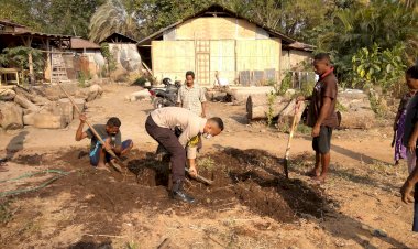 Bhabinkamtibmas-Wairterang-Turun-Langsung-Dukung-Pembangunan-Jalan-Rabat-Desa-Lewat-Kegiatan-Jumat-Bersih