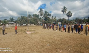 Personil-Polsek-Nita-Polres-Sikka-Polda-NTT-Memberikan-Latihan-Pasukan-Pengibar-Bendera-Merah-Putih