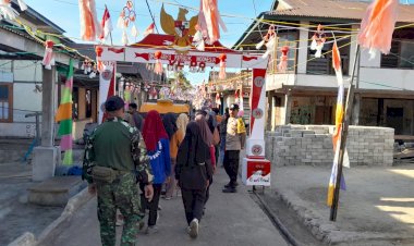 Semarak-HUT-RI-ke-80-2025-di-Sikka:-Personil-Polsek-Alok-Polres-Sikka-Polda-NTT-Bersama-Warga-Pasang-Umbul-Umbul.