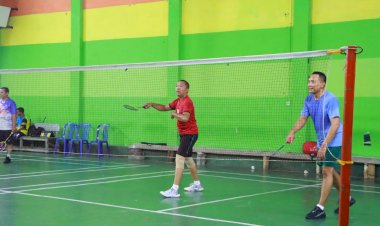 Kapolres-Sikka-Polda-NTT-Gelar-Olahraga-Bulu-Tangkis-Bersama-Warga-Sambut-HUT-RI-ke-80-2025