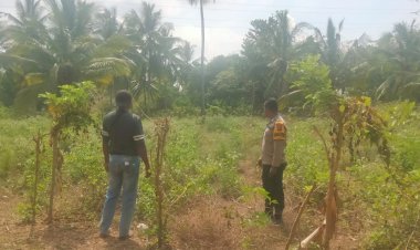 Bhabinkamtibmas-Nelle-Barat-Sikka-Dampingi-Kelompok-Tani-“Sinar-Tani”-Siapkan-Lahan-Jagung