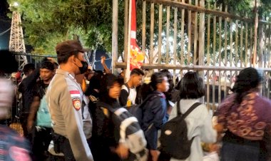 “Sinergi-Petugas-Amankan-Kedatangan-dan-Keberangkatan-KM-Bukit-Siguntang-di-Maumere”