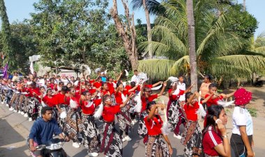 “Pesona-Nusantara-Meriahkan-Karnaval-HUT-RI-ke-80-di-Kecamatan-Bola-Sikka,-Ratusan-Peserta-Tampil-dengan-Kreasi-Budaya”