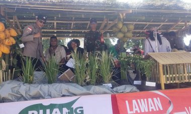 Sinergi-Hebat:--Bhabinkamtibmas-dan-Babinsa-Meriahkan-Pawai-Karnaval-Bersama-Dinas-Pertanian-Sikka-Dukung-Ketahanan-Pangan-Nasional