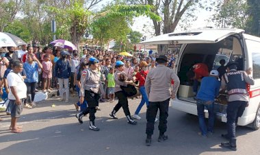 “Tepuk-Tangan-Warga-Iringi-Aksi-Sigap-Polwan-Sikka-di-Karnaval-Maumere”