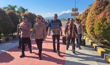 Pesawat-Polri-Mendarat-di-Maumere,-Tim-Asistensi-Polda-NTT-Disambut-Forkopimda-Sikka