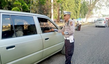 “Polres-Sikka-Tertibkan-Ranmor,-Sasar-Pelanggaran-Kasat-Mata-di-Titik-Rawan-Lalu-Lintas”