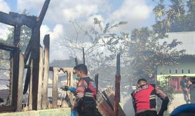 Aksi-Cepat-Tanggap-Personil-Polres-Sikka-Bersama-Warga-Tangani-Kebakaran-di-Lepolima-Maumere