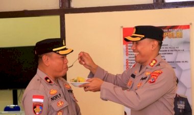 “Penuh-Kehangatan,-Kapolres-Sikka-Rayakan-Hari-Lahir-Bersama-Anggota-dan-Bhayangkari”
