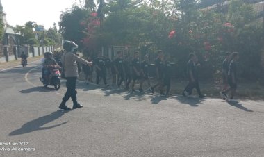 Polsek-Nita-Polres-Sikka-Kawal-Gerak-Jalan-Santai-HUT-ke-70-Seminari-Tinggi-St.-Petrus-Ritapiret