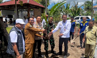Dalam-Rangka-Mendukung-Ketahanan-Pangan-Nasional:-Kapolres-Sikka-Polda-NTT-Turut-Serta-Menanam-Pohon-Kelapa