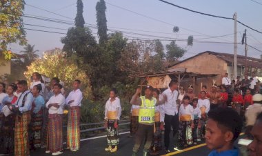 Warga-Antusias-Sambut-Kirab-Salib-NYD,-Polsek-Kewapante-Polres-Sikka-Laksanakan-Pengamanan