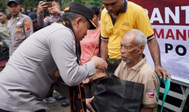 BANTUAN-KEMANUSIAN-POLRI-TIBA-DI-MAUPONGGO-DISAMBUT-ANTUSIAS-WARGA-DAN-BUPATI