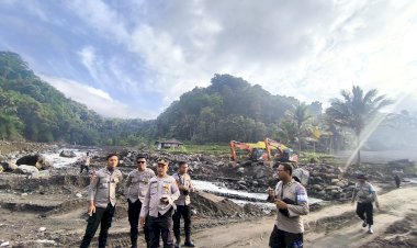 “Polri-Salurkan-Bantuan-dan-Kerahkan-Tim-K-9,-Pencarian-Korban-Banjir-Bandang-Mauponggo-Terus-Dilanjutkan