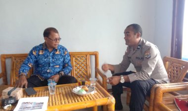 Kanit-Binmas-Polsek-Bola-Gelar-Koordinasi-dan-Patroli-Dialogis-di-SMA-Negeri-Restorasi-Doreng