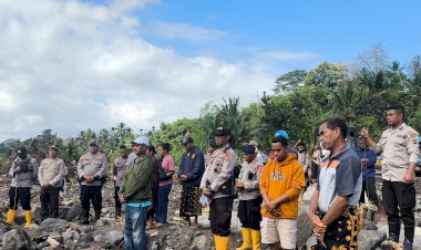 Doa-Keluarga-Iringi-Pencarian-Korban-Banjir-Mauponggo-oleh-Tim-K-9-Polri