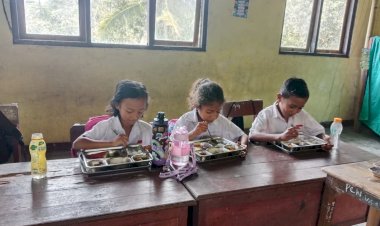 “Ribuan-Anak-di-Kangae-Nikmati-Makan-Bergizi-Gratis,-Polsek-Kewapante-Polres-Sikka-Pastikan-Aman”