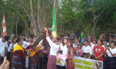 Polsek-Waigete--Polres-Sikka-Polda-NTT-Amankan-Kirab-Salib-Nusra-Youth-Day.