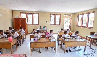 “3.999-Anak-di-Sikka-Serentak-Nikmati-Makan-Bergizi-Gratis,-Polsek-Kewapante-Polres-Sikka--Turun-Kawal-Hingga-Tuntas