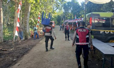 Sat-Samapta-Polres-Sikka-Polda-NTT-Hadirkan-Rasa-Aman-dan-Kepedulian-dalam-Penyaluran-Bansos-Bhayangkari-di-Kloangpopot.