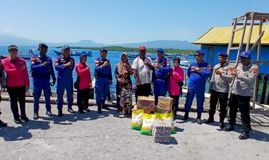 “Rumah-Hanyut-Diterjang-Angin-Kencang,-Sat-Polairud-Polres-Sikka-Polda-NTT-Cepat-Hadir-Bantu-Korban”