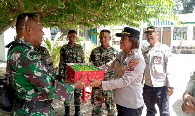Sambut-HUT-TNI-ke-80,-Polsek-Alok-Polres-Sikka-Lakukan-Silaturahmi-ke-Koramil-Alok-Perkuat-Sinergitas-TNI–Polri