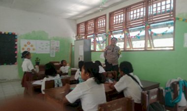 “Bhabinkamtibmas-Desa-Lela-Dekatkan-Diri-dengan-Siswa-SDK-Lela-II,-Wujudkan-Sekolah-Aman-dan-Kondusif”