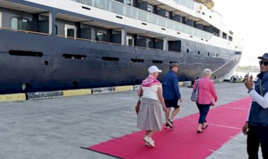 Kapal-Pesiar-Asal-Prancis-Singgah-di-Maumere,-Polres-Sikka-Polda-NTT-Kawal-Wisman-Jelajah-Budaya-Lokal