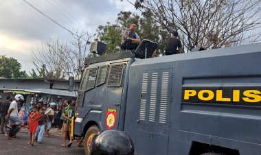Polres-Sikka-Polda-NTT-Kerahkan-Water-Cannon-Padamkan-Kebakaran-di-Kota-Uneng