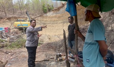 Patroli-Dialogis-di-Jalan-Kolembeke-Kabupaten-Sikka,-Bhabinkamtibmas-Ajak-Pekerja-Galian-C-Utamakan-Keselamatan”