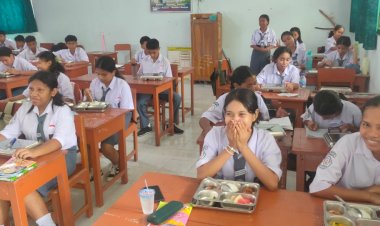 Peduli-Gizi-Anak-Bangsa,-Polres-Sikka-Polda-NTT-Aktif-Awasi-Penyaluran-Program-MBG-di-Lapangan