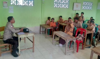 Bhabinkamtibmas-Pemana-Sambangi-Siswa-MTS-Nur-Muhammad,-Tekankan-Hidup-Bersih-dan-Tanggap-Keamanan