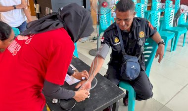 Setetes-Darah-untuk-Sesama,-Polres-Sikka-Polda-NTT-Berpartisipasi-dalam-Donor-Darah-HUT-Gramedia-ke-55