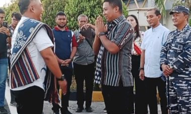 Selendang-Tenun-dan-Senyum-Hangat-Sambut-Kajari-Baru-di-Tanah-Sikka