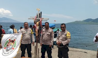 POLSEK-WAIGETE-POLRES-SIKKA-POLDA-NTT-LAKSANAKAN-PENGAMANAN-DAN-PENGAWALAN-KIRAB-SALIB-NYD-TAHUN-2025