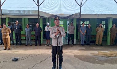 Kasat-Binmas-Polres-Sikka-Polda-NTT-Jadi-Irup-Apel-Bendera-di-SMPN-3-Maumere,-Ajak-Pelajar-Bijak-Bermedsos-dan-Disiplin