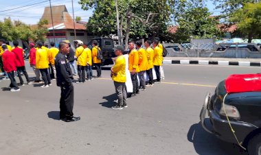 Suara-Rakyat-Menggema-di-Halaman-Kantor-Bupati-Sikka:-GMNI-dan-BEM-Ledalero-Desak-Solusi-Nyata