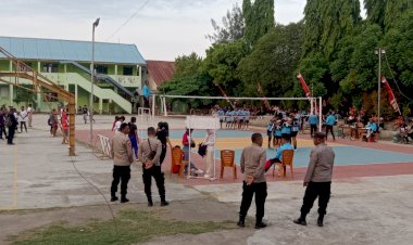 Pengamanan-Sigap-Polsek-Alok-Polres-Sikka-Warnai-Serunya-Babak-Delapan-Besar-Turnamen-Voli-SMA-Sikka-2025