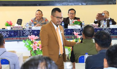 Kapolres-Sikka-Polda-NTT-Gandeng-Profesor-Gelar-“Jum’at-Curhat”-Bersama-Pemuda-Karang-Taruna-Sikka--dan-Mahasiswa-Unipa-Maumere