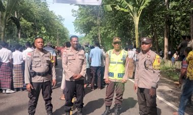 “Langkah-Iman,-Langkah-Aman:-Polsek-Waigete-Polres-Sikka-Kawal-Kirab-Salib-Nusra-Youth-Day”