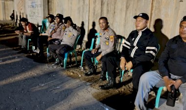 Di-Balik-Sorak-Penonton,-Polres-Sikka-Polda-NTT-Tegak-Siaga-Amankan-Turnamen-Voli-Bupati-Cup-I-2025