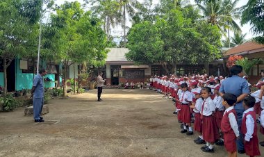 Peringati-Hari-Pahlawan,-Bhabinkamtibmas-Polsek-Nita-Polres-Sikka-Bangun-Karakter-Pelajar-Melalui-Upacara-Bendera