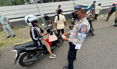 Satlantas-Polres-Sikka-Polda-NTT-dan-Dishub-Gencar-Tertibkan-Pelanggar-Lalu-Lintas,-Warga-Mulai-Sadar-Keselamatan-Jalan