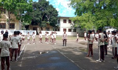 Polsek-Kewapante-Polres-Sikka-Latih-140-Siswa-SMP-San-Carlos-Habi,-Tumbuhkan-Disiplin-Lewat-PBB