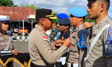 Pita-Operasi-Zebra-Turangga-2025-Dikenakan-Polres-Sikka-Polda-NTT-Komit-Turunkan-Fatalitas-Kecelakaan-Jalan-Raya