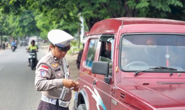 Satlantas-Polres-Sikka-Polda-NTT-Gelar-Himbauan-dan-Penertiban-Kendaraan-dalam-Operasi-Zebra-Turangga-2025