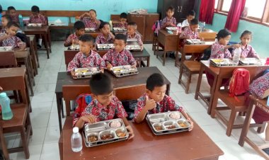 Gizi-Terjaga,-Kamtibmas-Kondusif:-9-Dapur-SPPG-Salurkan-27.532-Paket-MBG-di-Sikka