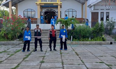 Sakramen-Maha-Kudus-Diarak,-Umat-Penuhi-Jalan-Wolonmaget,-Polres-Sikka-Polda-NTT-Jaga-Kamtibmas